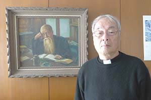 ヨゼフ・フロジャック神父肖像画の前にて